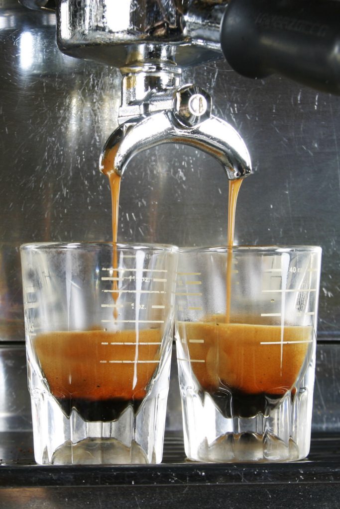 Espresso machine pulling a doppio shot 