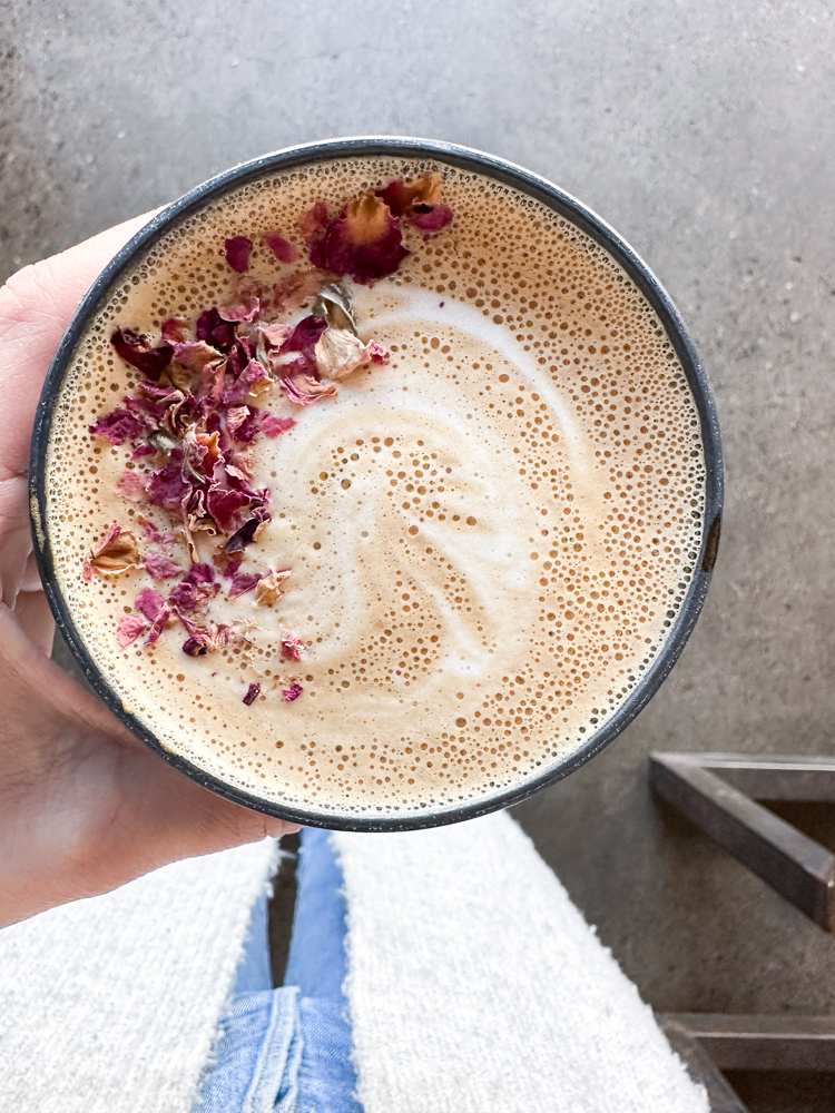 latte with roses